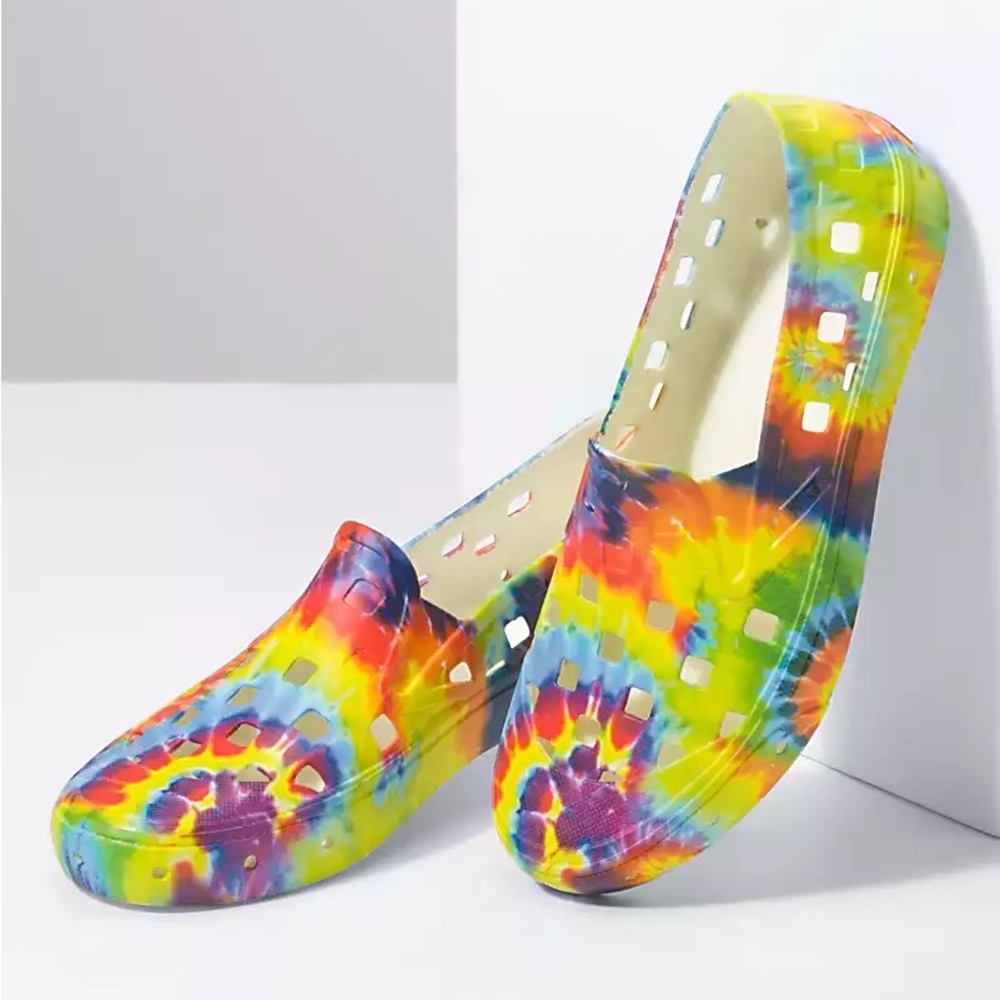 #63 BNWT VANS TRK SLIP ON TIE DYE SHOES